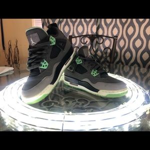 Air Jordan Retro 4 “Green Glow”